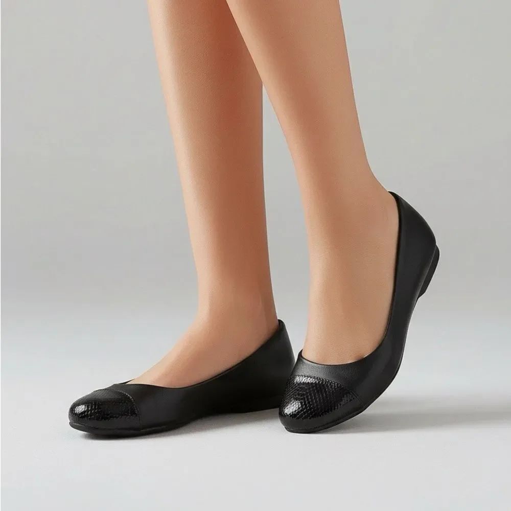 • Comfortview Black Comfort Flats 10WW – Textured Patent Cap Toe